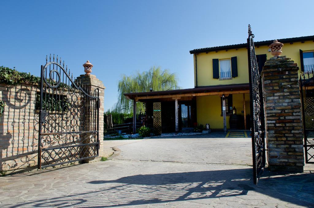 Osteria E Locanda Del Viaggiatore Russi Exterior foto